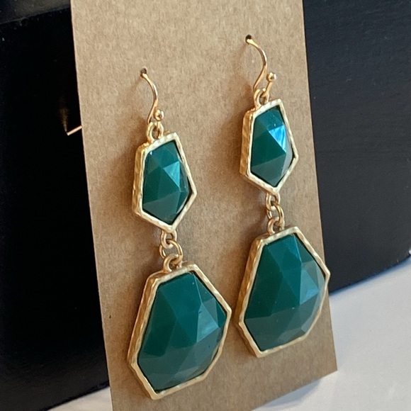 014-Fashion Earrings - Picture 2 of 5